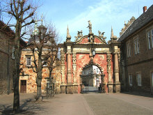 Das Schlosstor mit dem Torhaus, der Kammerkasse, heute Sitz der "Schaumburger Landschaft"